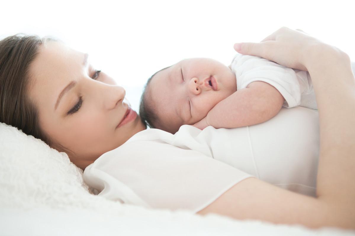 Cứ ngỡ da trẻ sơ sinh luôn mịn màng, nhưng mẹ lại quên cần bổ sung độ ẩm cho da bé